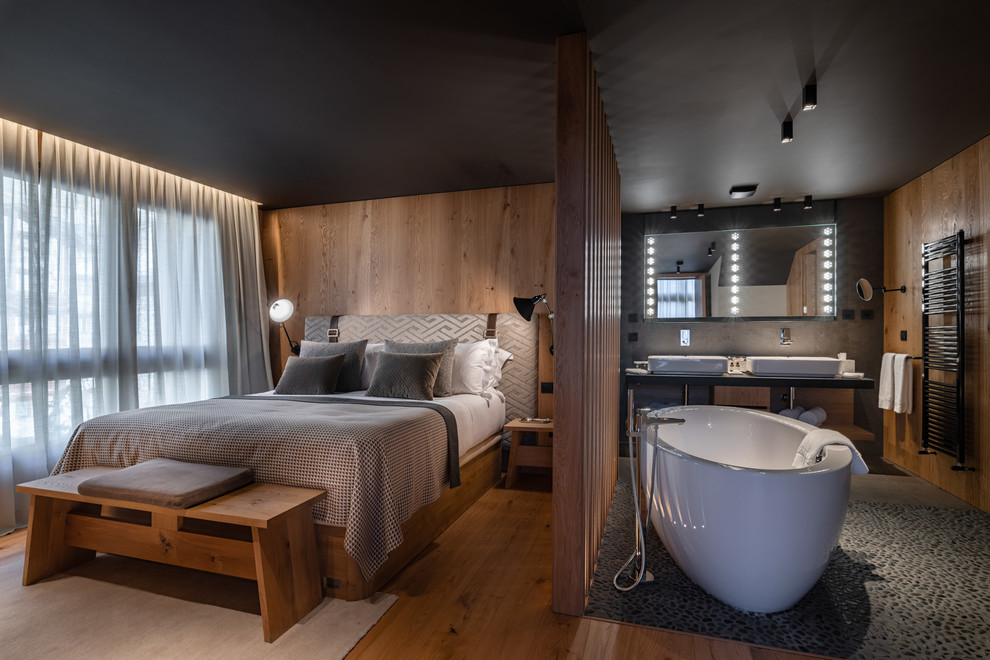 Свежая идея для дизайна: хозяйская спальня в стиле рустика с коричневыми стенами, паркетным полом среднего тона и коричневым полом - отличное фото интерьера