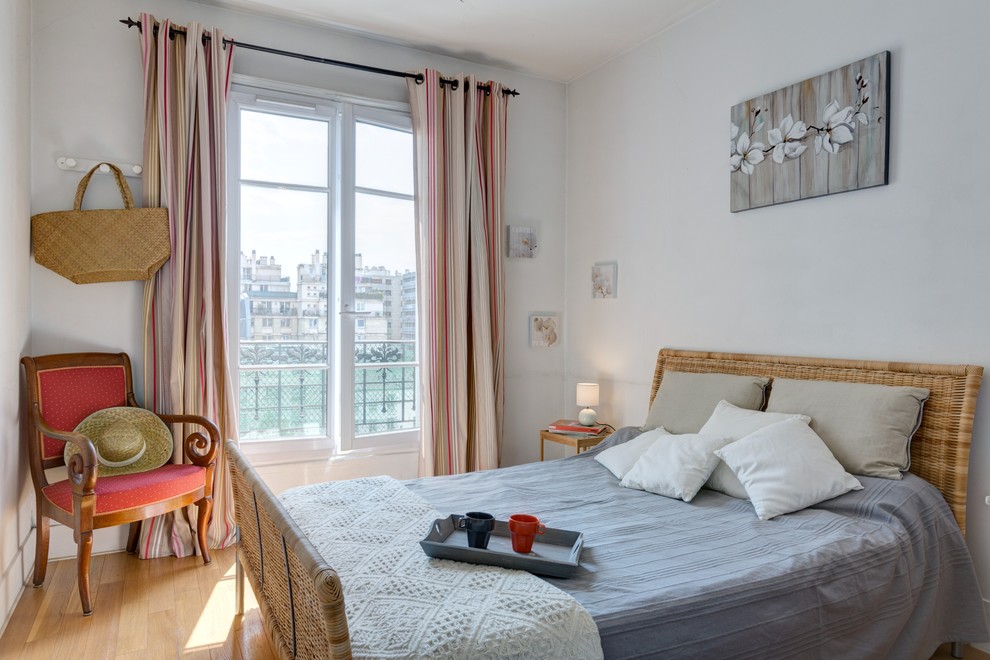 На фото: хозяйская спальня среднего размера в стиле неоклассика (современная классика) с белыми стенами и светлым паркетным полом