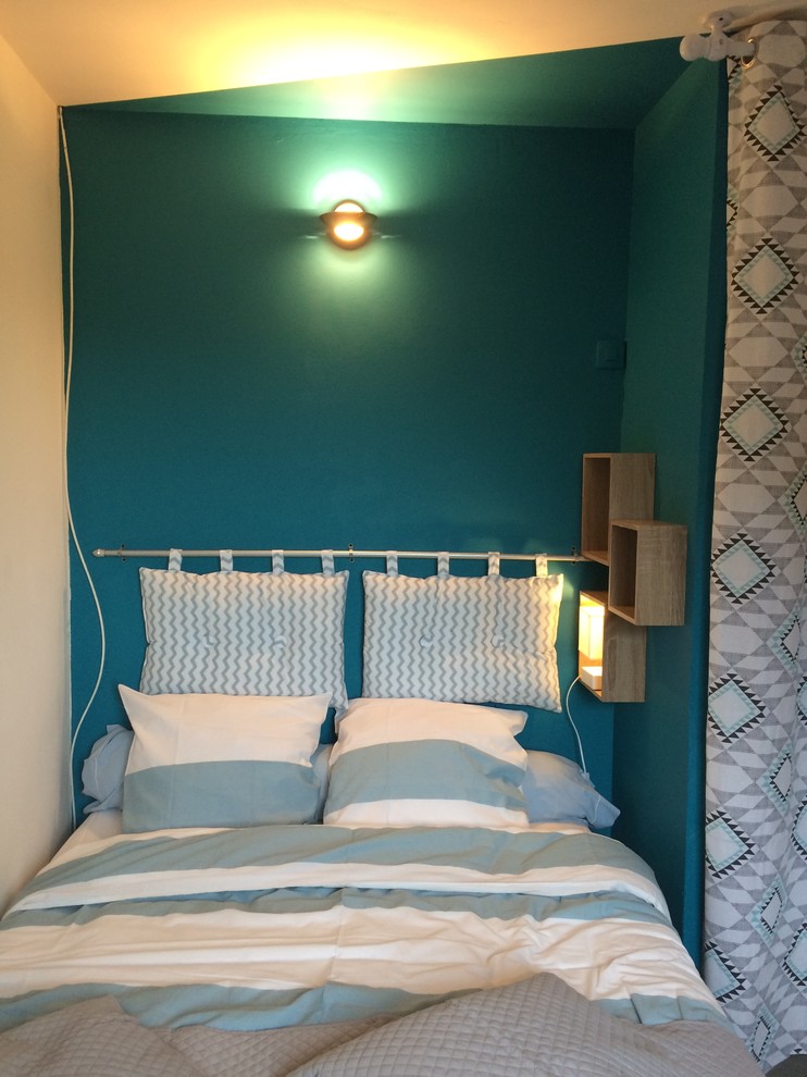 Imagen de dormitorio actual pequeño con paredes azules, suelo vinílico y suelo gris