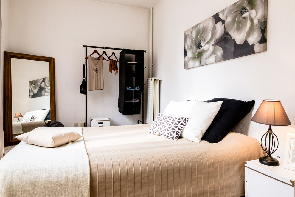Пример оригинального дизайна: гостевая спальня (комната для гостей), среднего размера в стиле неоклассика (современная классика) с белыми стенами
