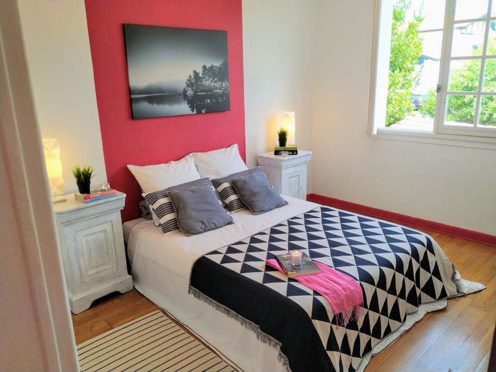This is an example of a contemporary bedroom in Bordeaux.