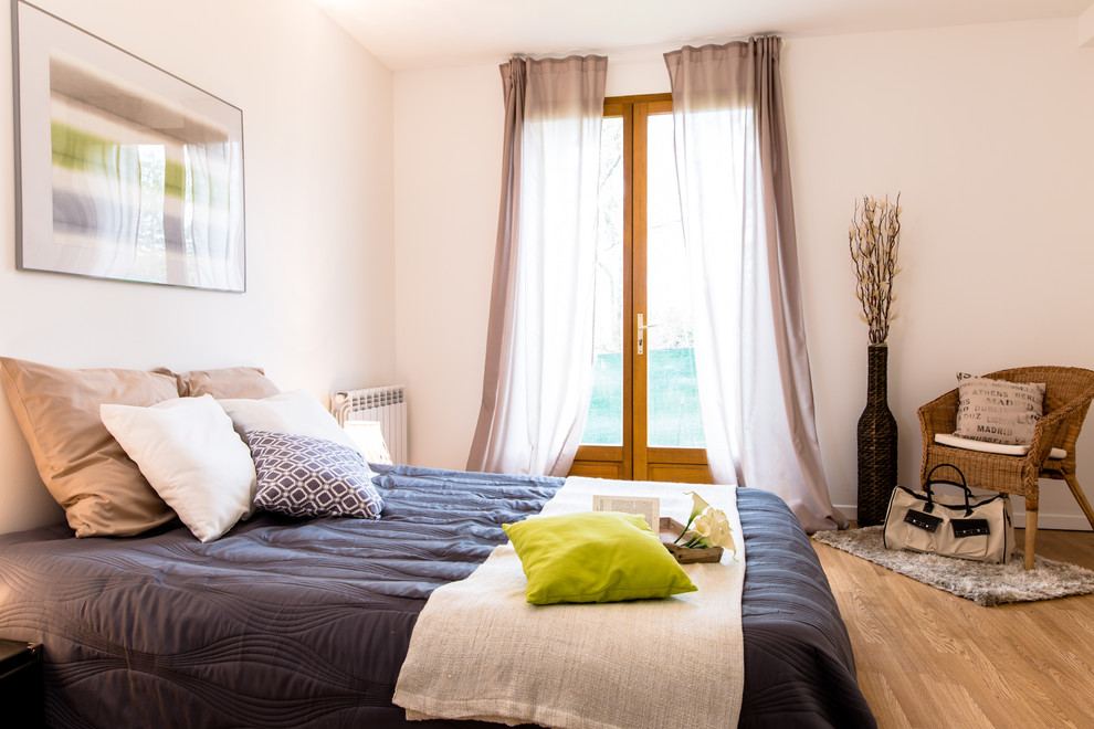 Идея дизайна: гостевая спальня (комната для гостей), среднего размера в современном стиле с белыми стенами и светлым паркетным полом