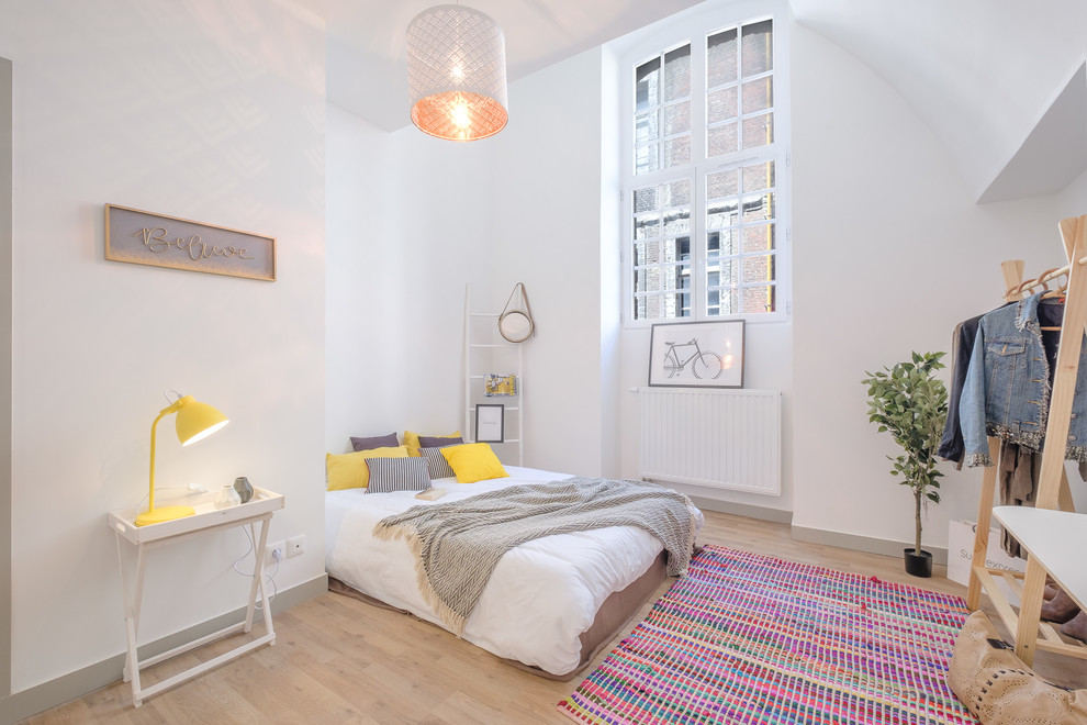 Skandinavisches Hauptschlafzimmer mit weißer Wandfarbe, hellem Holzboden und beigem Boden in Sonstige