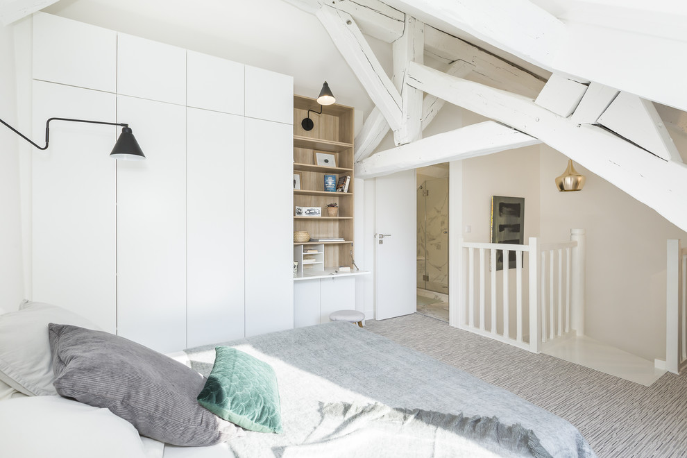 Идея дизайна: спальня в белых тонах с отделкой деревом на антресоли в современном стиле с белыми стенами, ковровым покрытием и серым полом