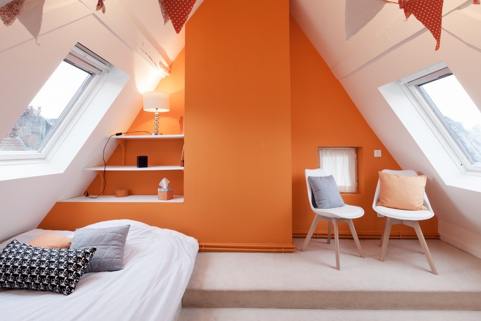 Foto de dormitorio actual con parades naranjas, moqueta y suelo beige