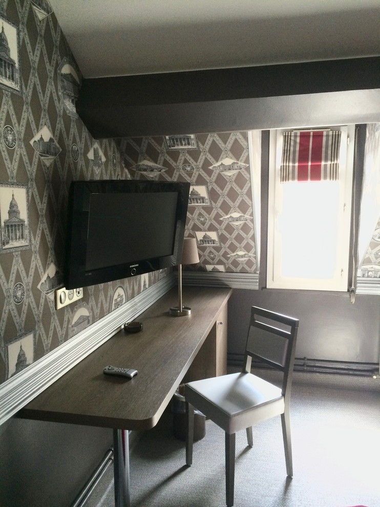 Aménagement d'une petite chambre mansardée ou avec mezzanine romantique avec un mur gris, un sol en linoléum et un sol gris.