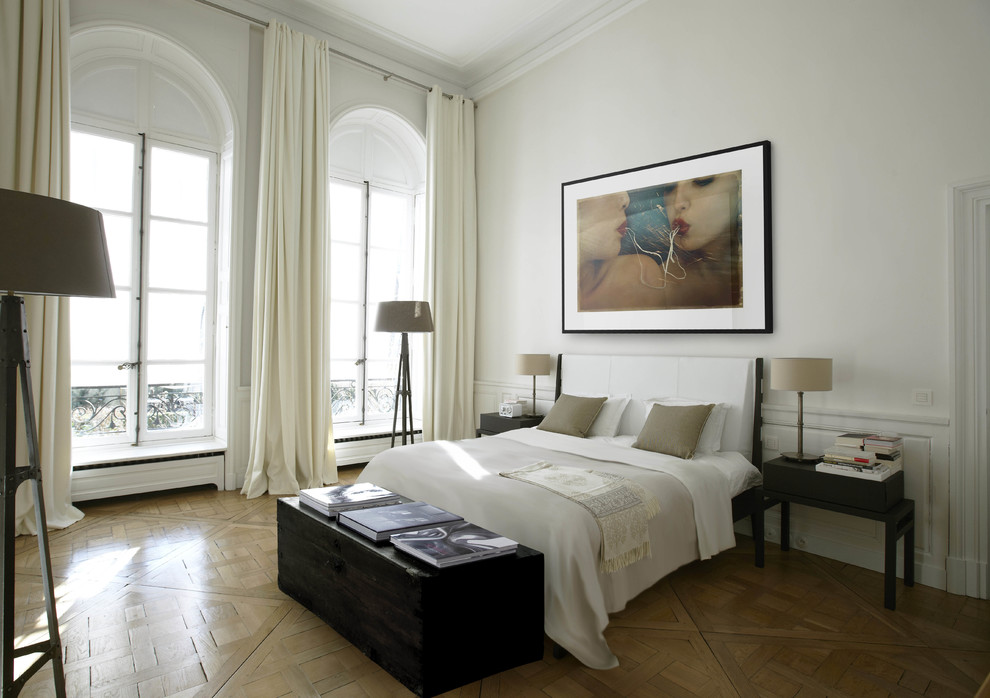 Стильный дизайн: большая хозяйская спальня в современном стиле с белыми стенами и паркетным полом среднего тона - последний тренд
