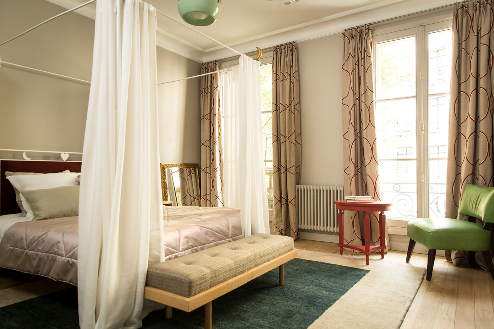 Inspiration pour une chambre traditionnelle avec un mur beige, parquet clair et un sol beige.