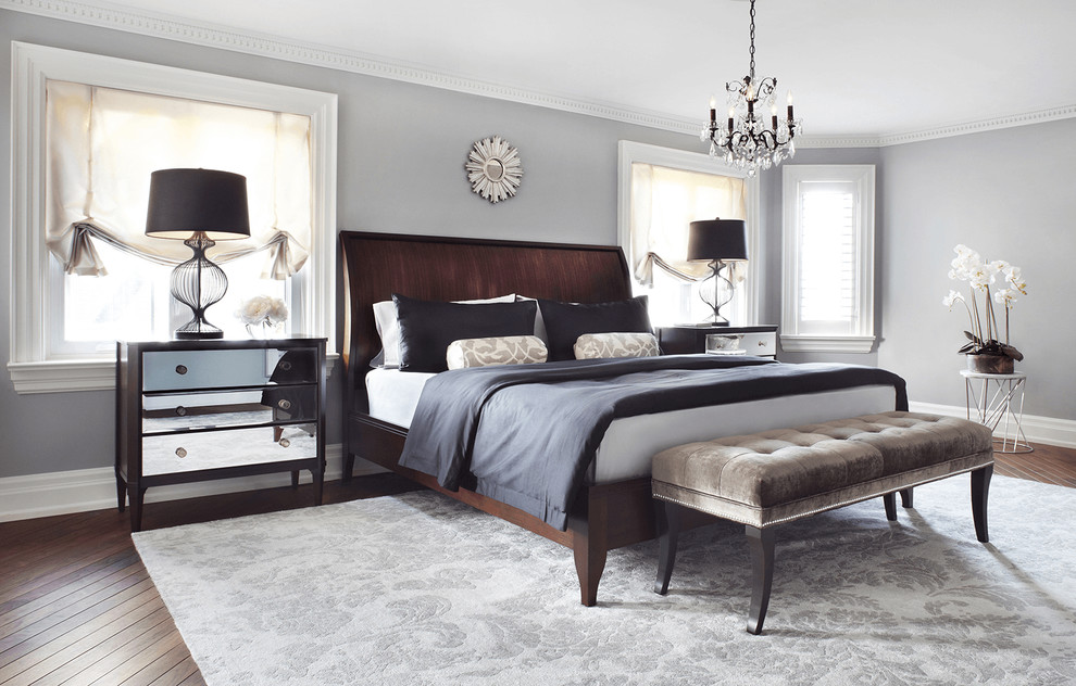 Стильный дизайн: большая хозяйская спальня в стиле неоклассика (современная классика) с серыми стенами и темным паркетным полом без камина - последний тренд