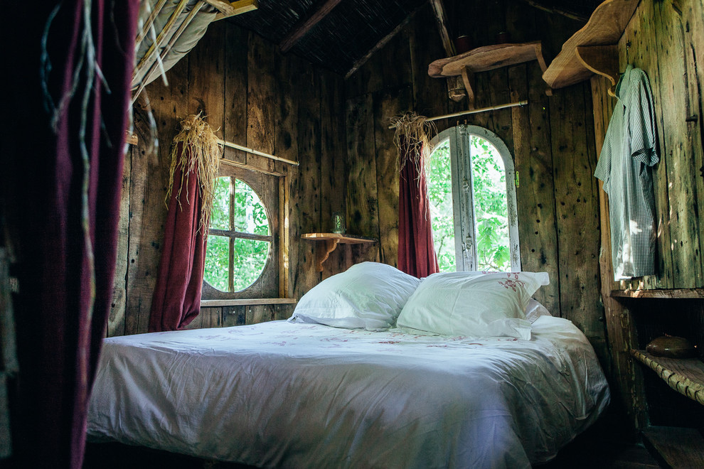 Ispirazione per una camera da letto stile rurale