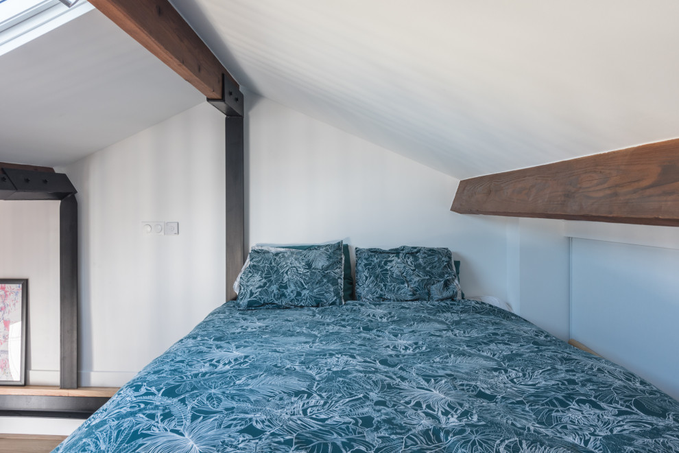 Foto de dormitorio tipo loft contemporáneo de tamaño medio con paredes blancas y suelo de madera clara