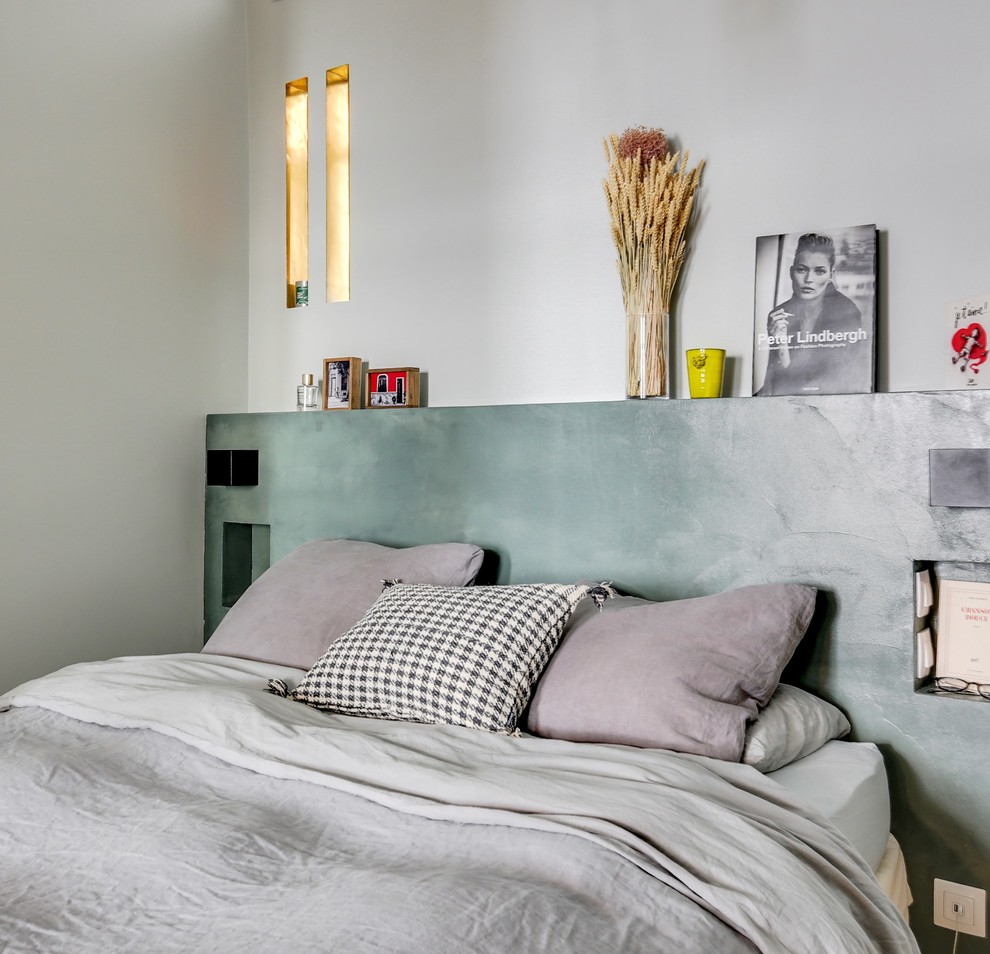 Shabby-Look Hauptschlafzimmer mit weißer Wandfarbe in Paris