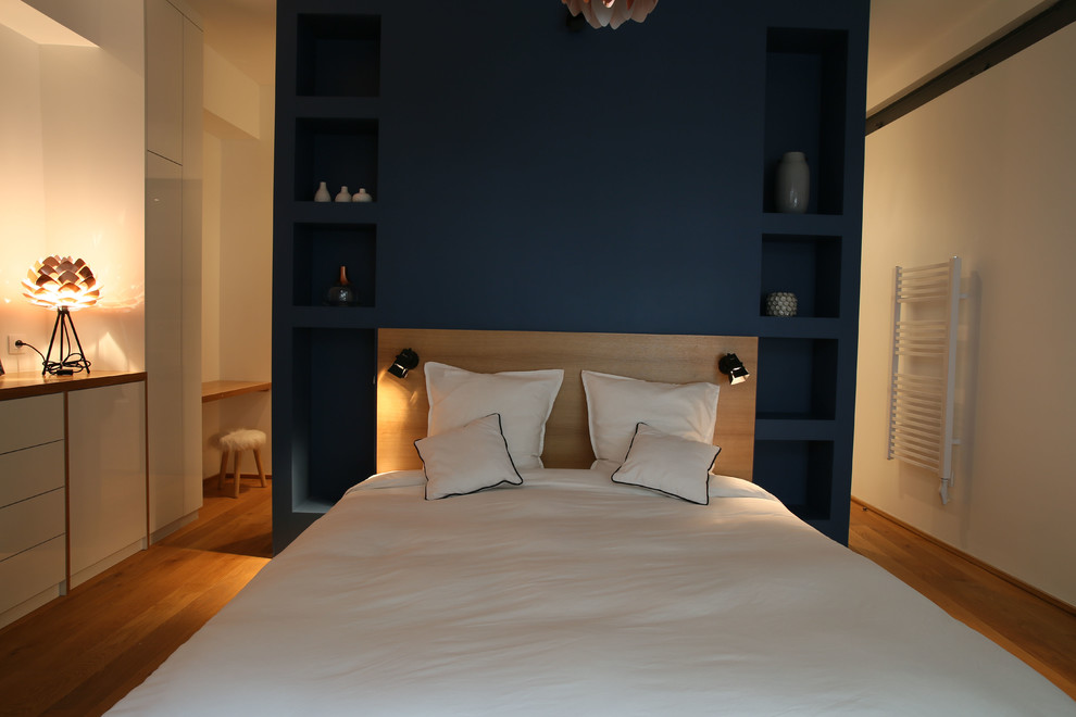 パリにあるコンテンポラリースタイルのおしゃれな主寝室 (白い壁、淡色無垢フローリング、暖炉なし)