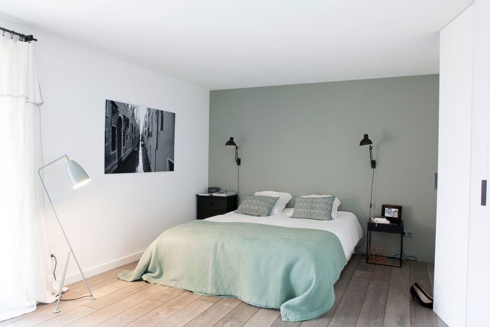 リヨンにある広いインダストリアルスタイルのおしゃれな主寝室 (白い壁、淡色無垢フローリング、暖炉なし、茶色い床) のインテリア