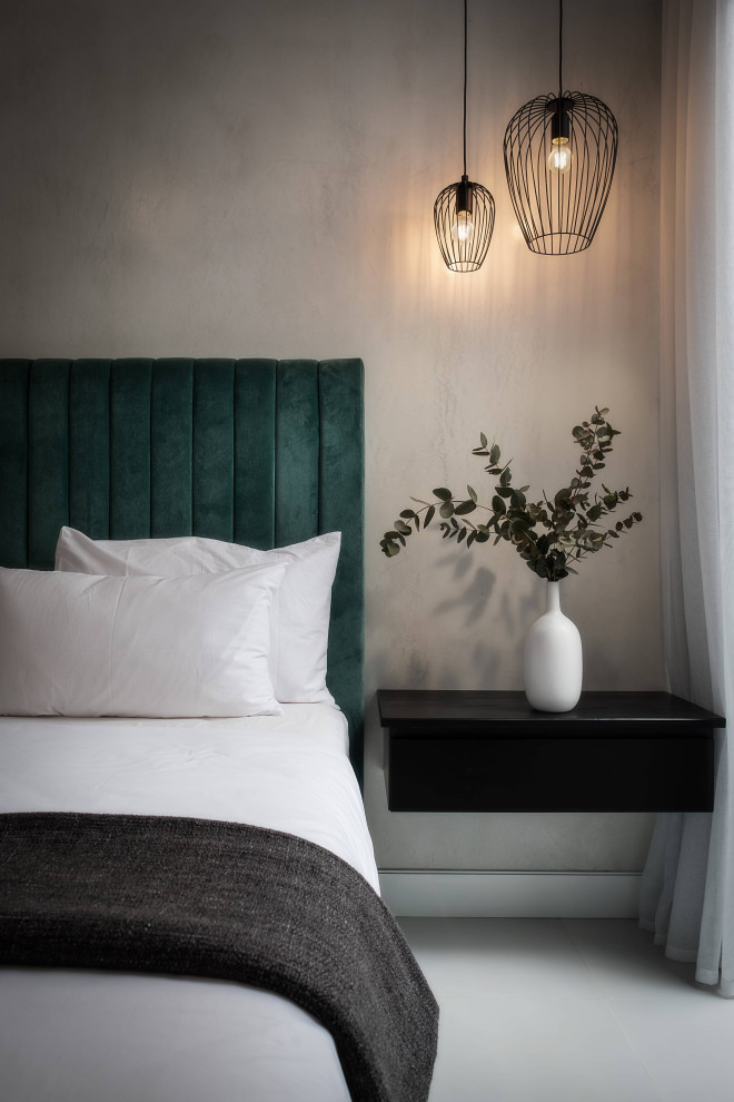 На фото: большая хозяйская спальня в стиле модернизм с серыми стенами, полом из керамической плитки и белым полом без камина