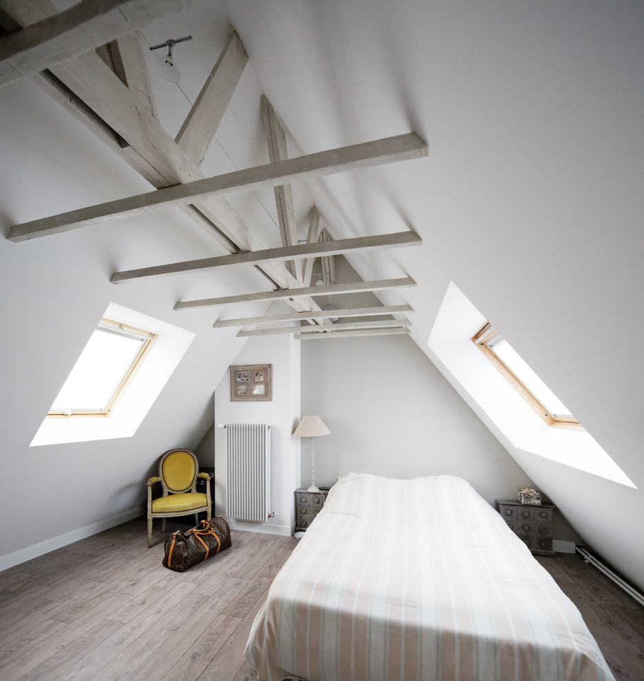 Diseño de dormitorio tipo loft actual de tamaño medio con paredes beige y suelo de linóleo