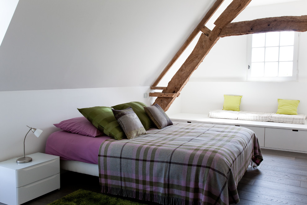 Imagen de habitación de invitados de estilo de casa de campo de tamaño medio con paredes blancas y suelo de madera oscura