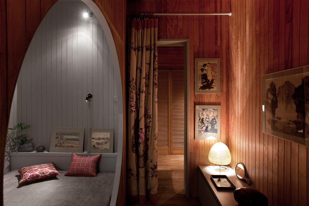 Modelo de habitación de invitados asiática pequeña con paredes marrones y suelo de madera en tonos medios