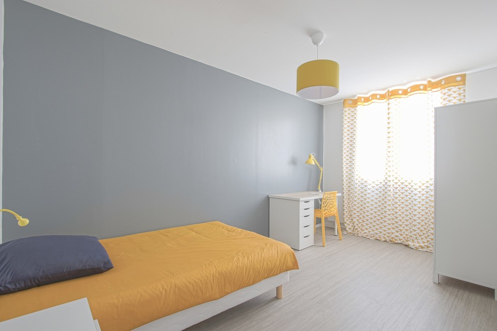 Idee per una camera da letto nordica di medie dimensioni con pareti grigie, pavimento in vinile e pavimento beige