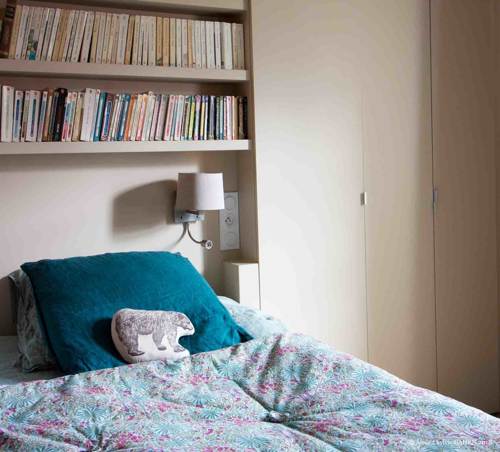 Exemple d'une chambre parentale tendance de taille moyenne avec un mur beige, parquet clair, aucune cheminée, un sol marron et poutres apparentes.