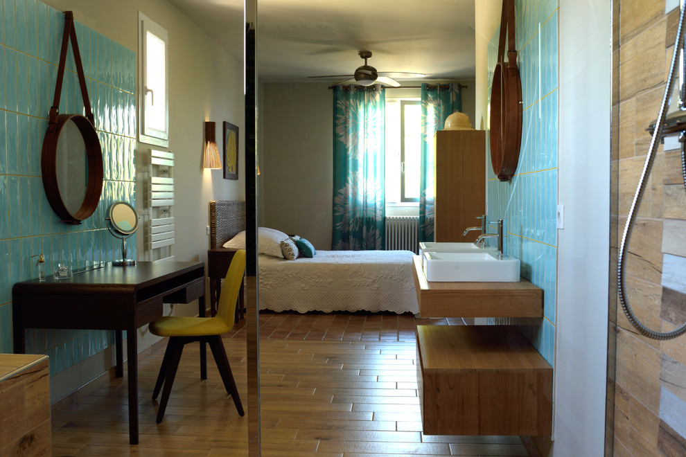 Пример оригинального дизайна: хозяйская спальня среднего размера в морском стиле с бежевыми стенами и полом из терракотовой плитки