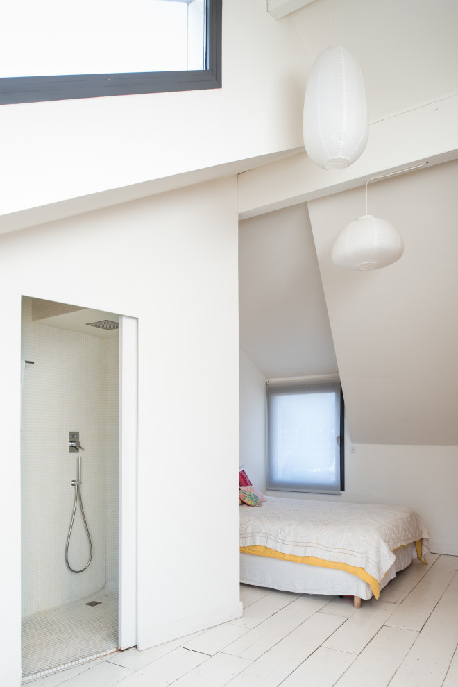 Inspiration for a scandinavian master bedroom in Paris with white walls, painted wood flooring and white floors.