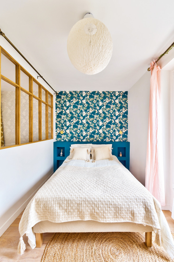 Cette image montre une petite chambre style shabby chic avec un mur bleu, parquet clair, aucune cheminée et du papier peint.