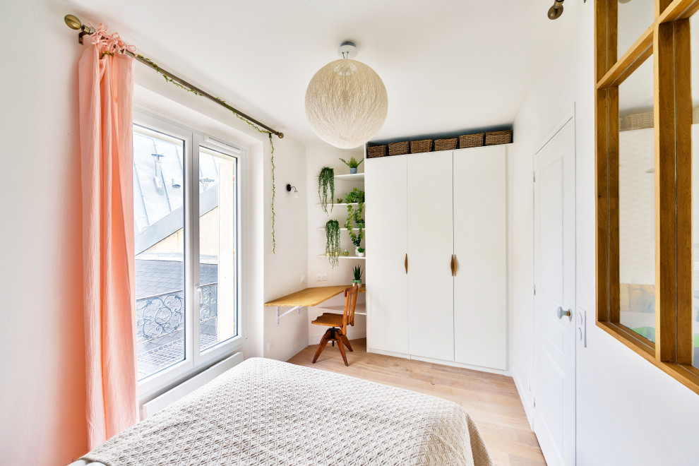 Mittelgroßes Retro Schlafzimmer ohne Kamin mit weißer Wandfarbe und hellem Holzboden in Paris