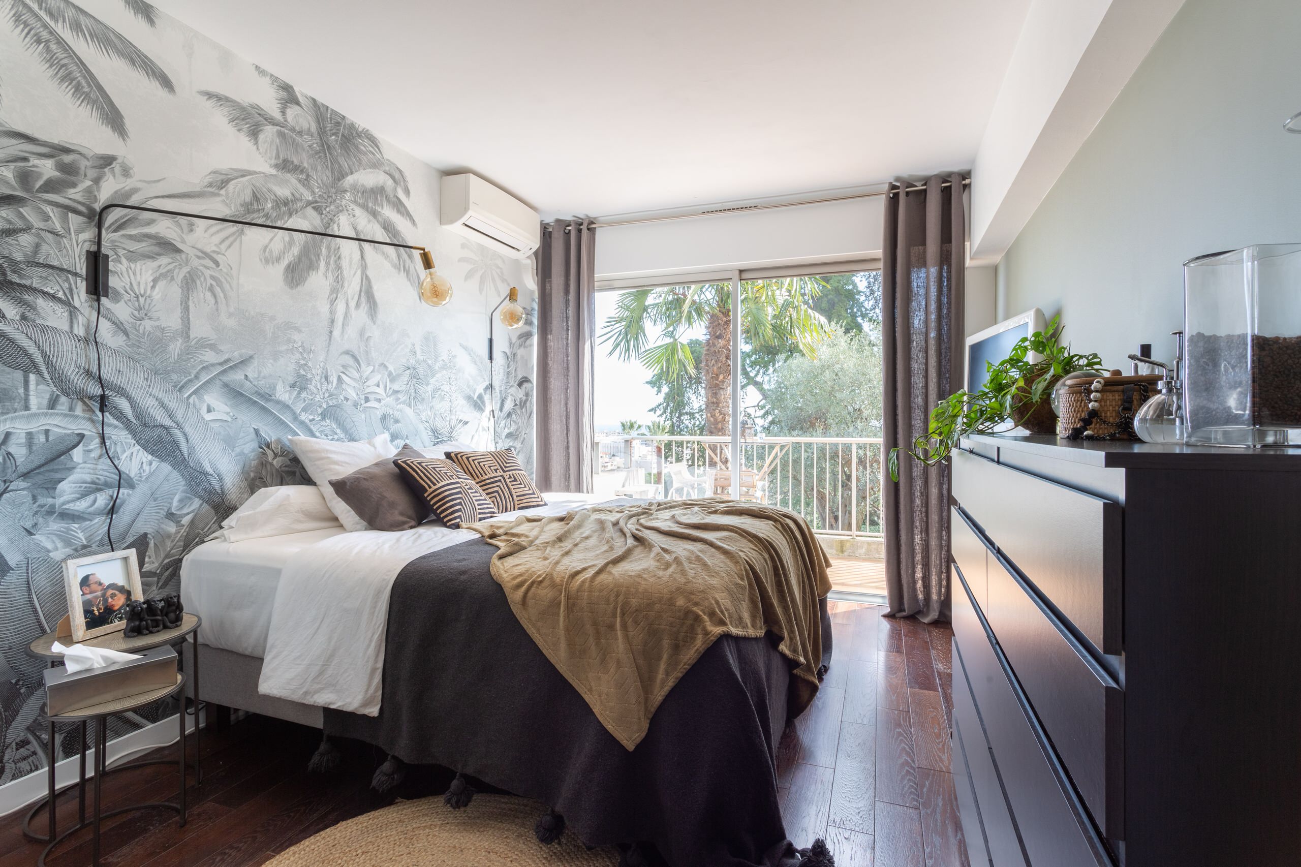 75 Beautiful Tropical Wallpaper Bedroom Pictures Ideas November Houzz