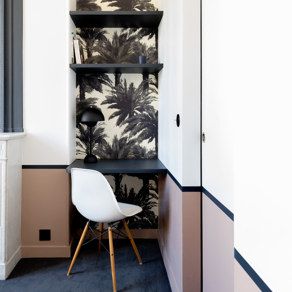 パリにある広いコンテンポラリースタイルのおしゃれな客用寝室 (白い壁、カーペット敷き、標準型暖炉、石材の暖炉まわり、グレーの床)