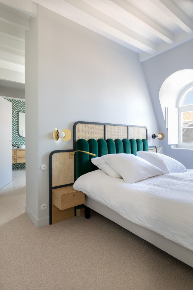 Свежая идея для дизайна: большая хозяйская спальня в современном стиле с белыми стенами, ковровым покрытием и бежевым полом без камина - отличное фото интерьера
