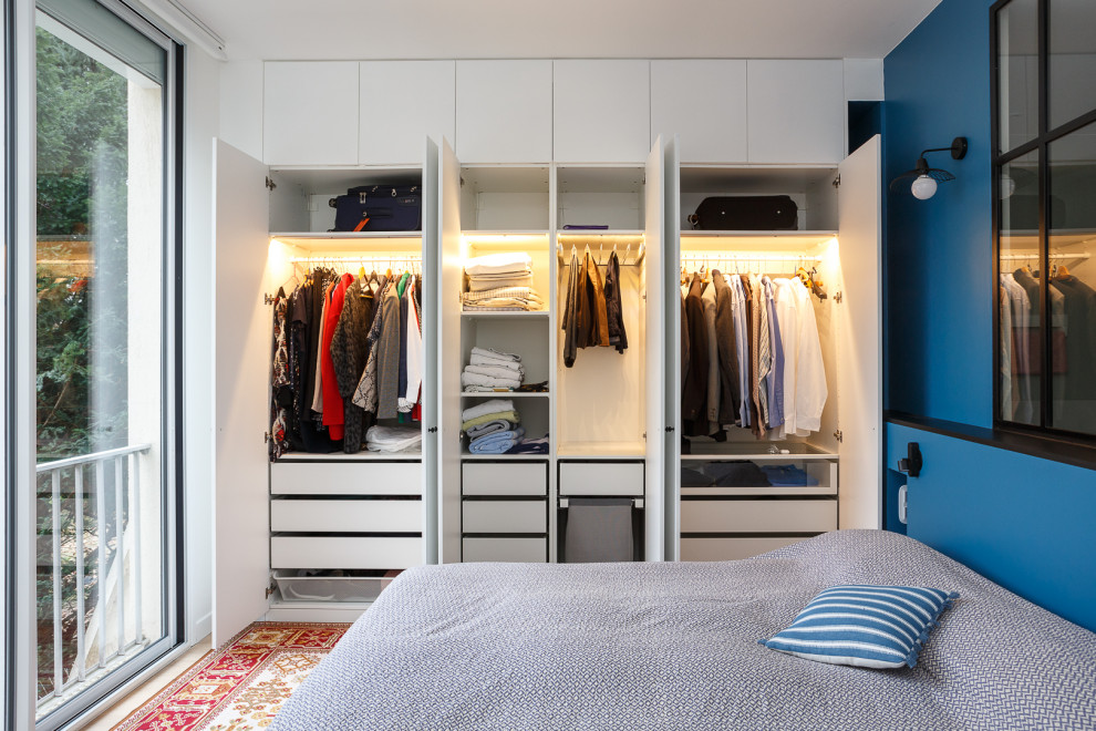 Example of a mid-sized trendy beige floor bedroom design in Paris with blue walls