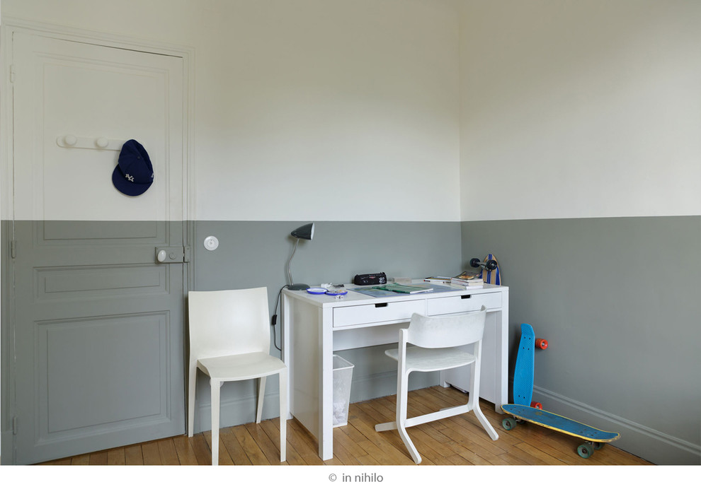 Inspiration för ett mellanstort funkis sovrum, med grå väggar, ljust trägolv och beiget golv