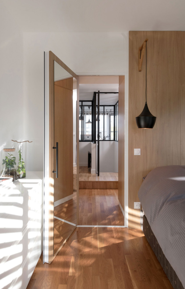 Пример оригинального дизайна: большая хозяйская спальня в современном стиле с белыми стенами, светлым паркетным полом и бежевым полом