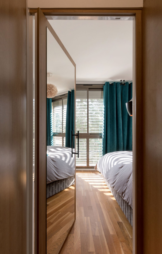 Großes Modernes Hauptschlafzimmer mit weißer Wandfarbe, hellem Holzboden und beigem Boden in Lyon