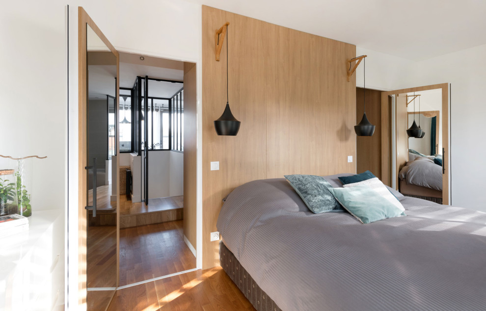 リヨンにある広いコンテンポラリースタイルのおしゃれな主寝室 (白い壁、淡色無垢フローリング、ベージュの床) のインテリア