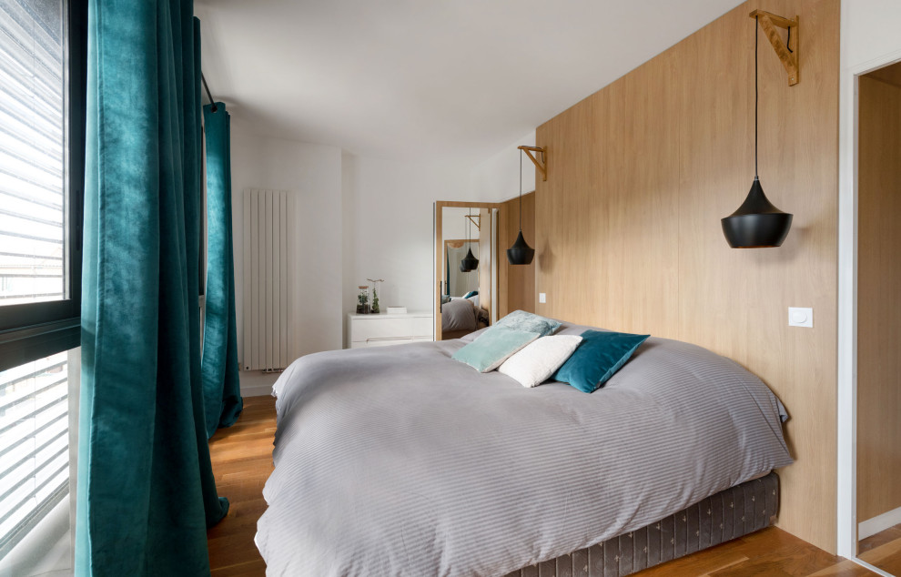 リヨンにある広いコンテンポラリースタイルのおしゃれな主寝室 (白い壁、淡色無垢フローリング、ベージュの床) のレイアウト
