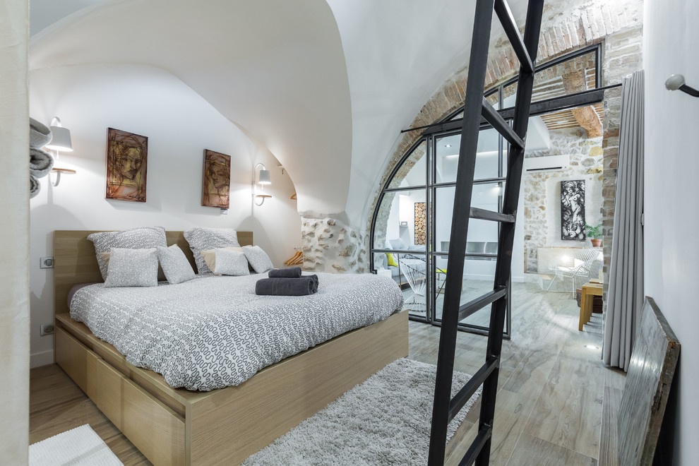 Источник вдохновения для домашнего уюта: спальня в белых тонах с отделкой деревом в современном стиле
