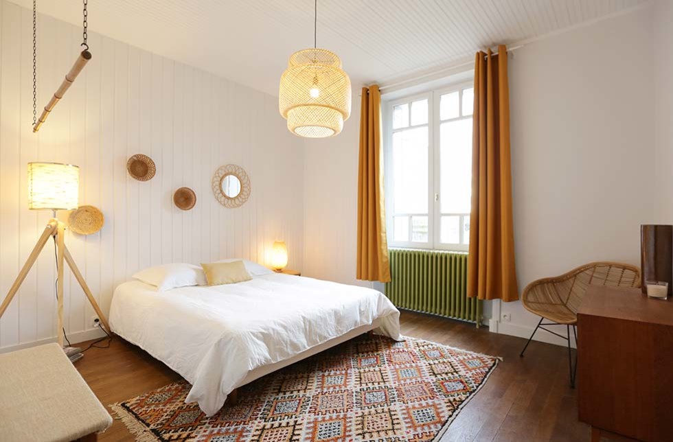 На фото: хозяйская спальня среднего размера в стиле кантри с белыми стенами, темным паркетным полом и коричневым полом
