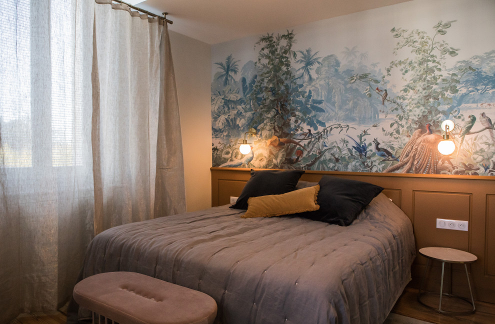 Ejemplo de dormitorio romántico con paredes blancas, suelo de madera clara y papel pintado