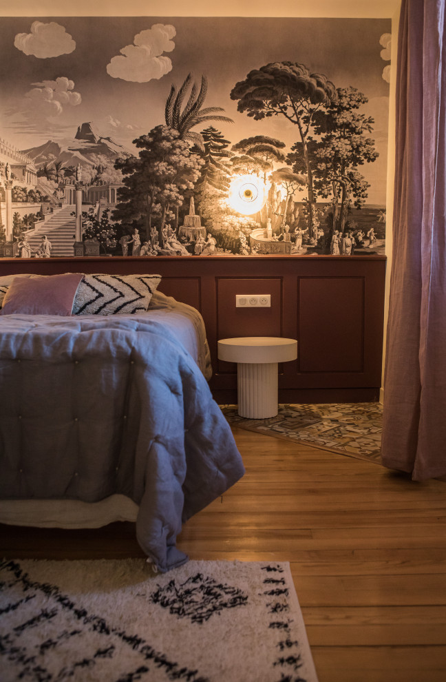 Foto på ett shabby chic-inspirerat sovrum, med vita väggar och ljust trägolv