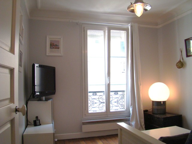 La chambre d'amis fait office de coin TV - Contemporain - Chambre - Paris -  par Natalie Colinet