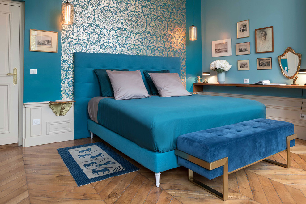 Foto di una camera matrimoniale classica di medie dimensioni con pareti blu, parquet chiaro e pavimento beige