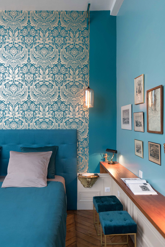 Esempio di una camera degli ospiti vittoriana di medie dimensioni con pareti blu, parquet chiaro e pavimento beige