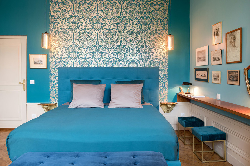 Inspiration pour une chambre d'amis victorienne de taille moyenne avec un mur bleu, parquet clair et un sol beige.