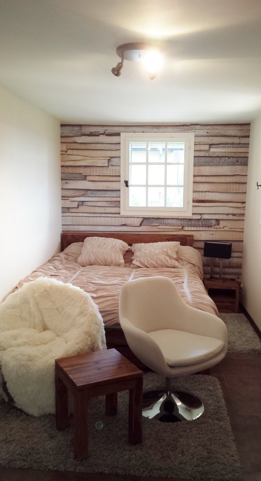 Immagine di una piccola camera degli ospiti stile shabby con pareti beige, pavimento marrone e pavimento con piastrelle in ceramica