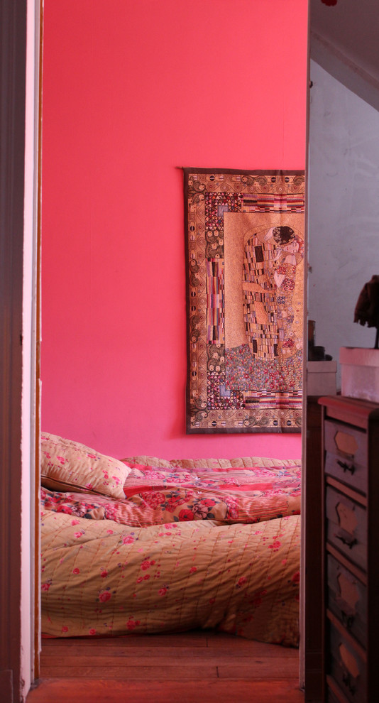 パリにある小さなエクレクティックスタイルのおしゃれな主寝室 (ピンクの壁、無垢フローリング)