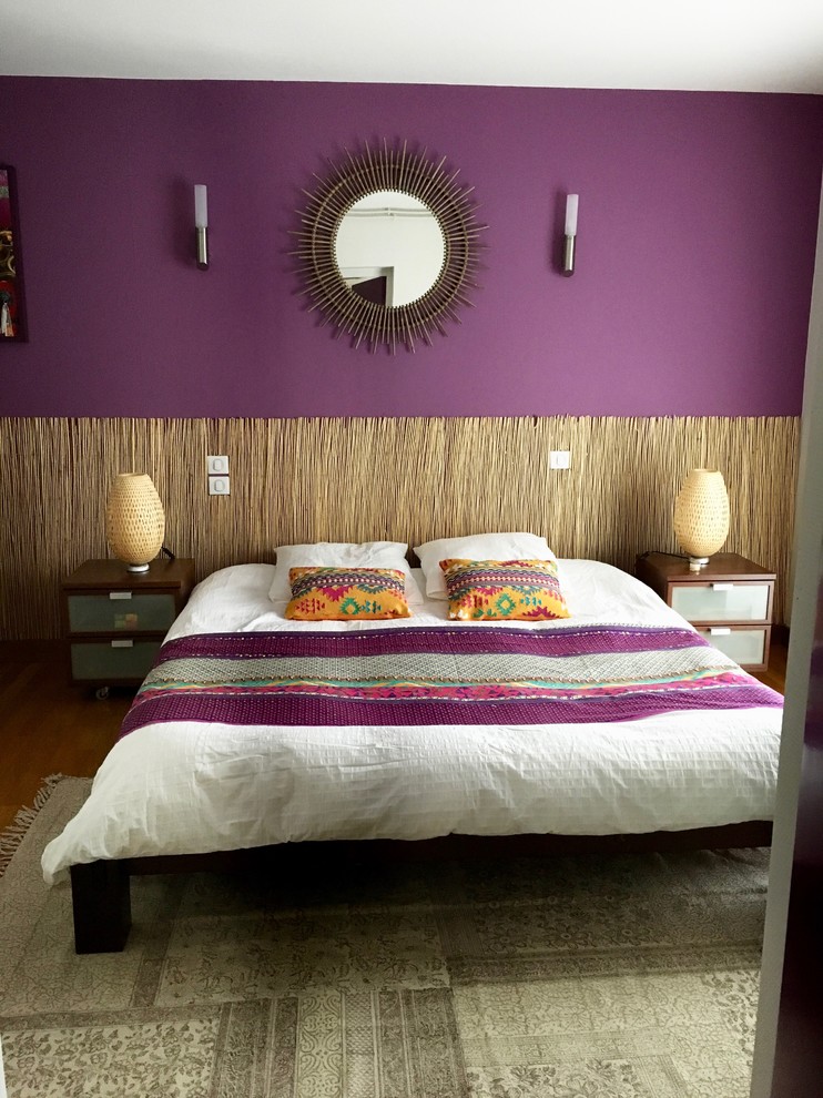 Idee per una camera matrimoniale tropicale di medie dimensioni con pareti viola, parquet scuro e pavimento marrone