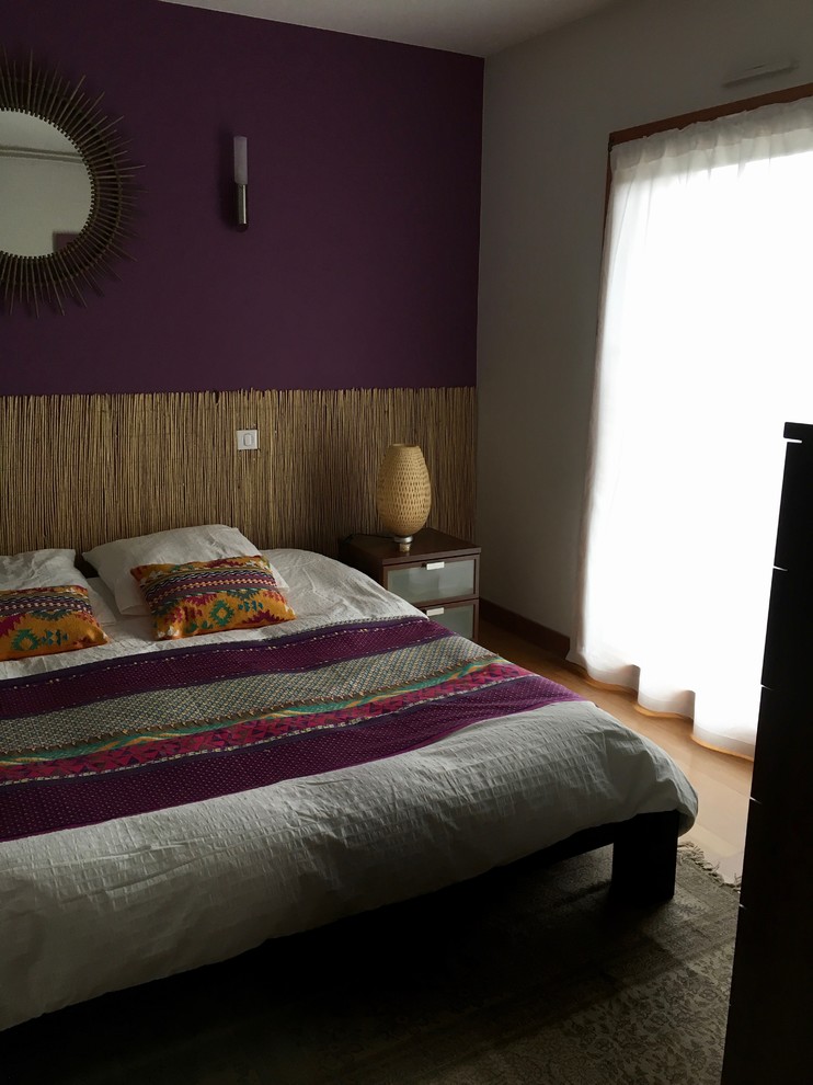 Idee per una camera matrimoniale tropicale di medie dimensioni con pareti viola, parquet scuro e pavimento marrone