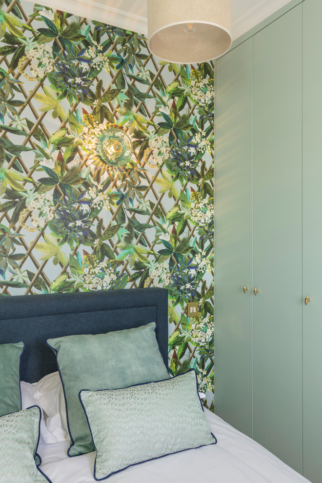 На фото: маленькая спальня на антресоли в стиле неоклассика (современная классика) с зелеными стенами и светлым паркетным полом без камина для на участке и в саду